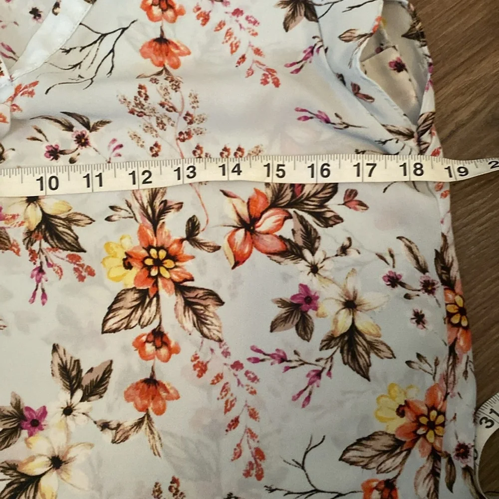 🥭 (4 for $15)!Light blue floral blouse Emma and Olivia - Picture 5 of 9